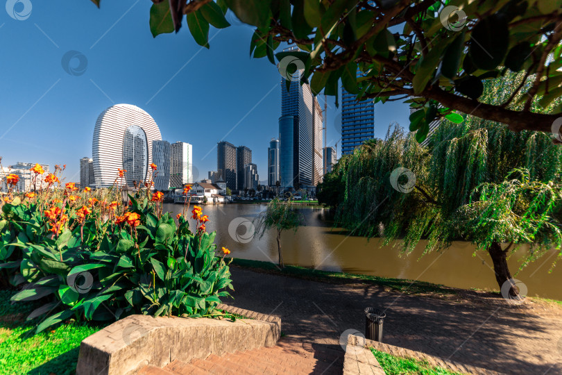 Скачать Небоскребы Батуми. На переднем плане - озеро Нуригель фотосток Ozero