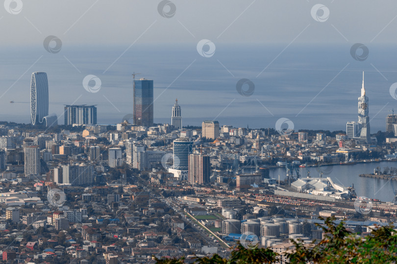Скачать Городской пейзаж с высокими зданиями и голубым небом. Панорама Батуми с гор. Небоскребы и здания. фотосток Ozero