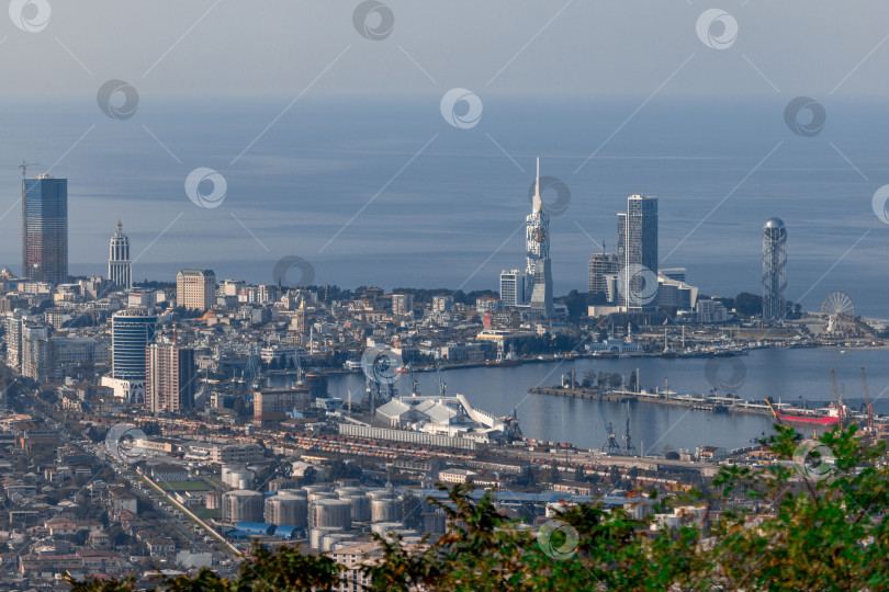 Скачать Панорама Батуми с гор. Вид с высоты птичьего полета. Центральная часть Батуми. Небоскребы и здания фотосток Ozero