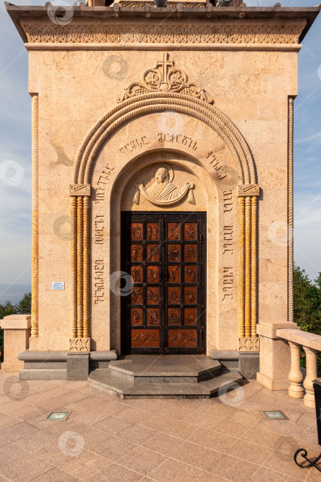 Скачать Двери с религиозными изображениями в христианской православной церкви Святой Троицы фотосток Ozero