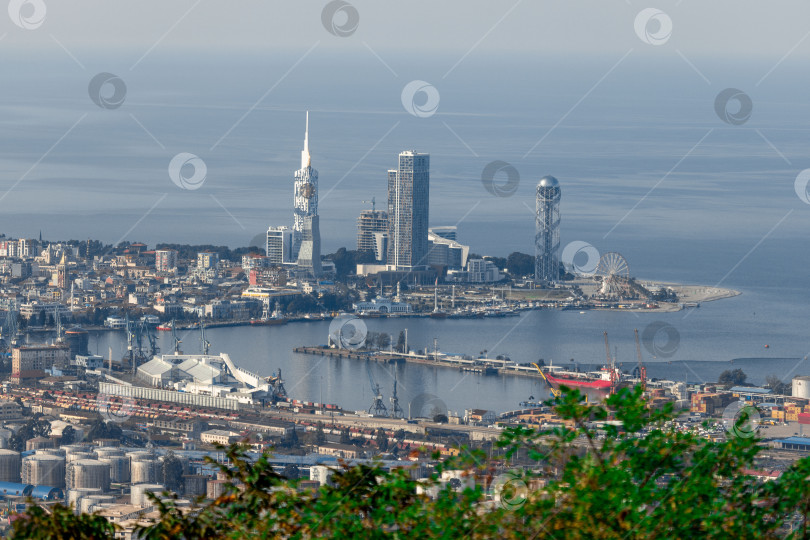 Скачать Вид на Батуми с высоты птичьего полета. Морской порт. Центральная часть города: башня алфавита, колесо обозрения, памятник Али и Нино, набережная фотосток Ozero
