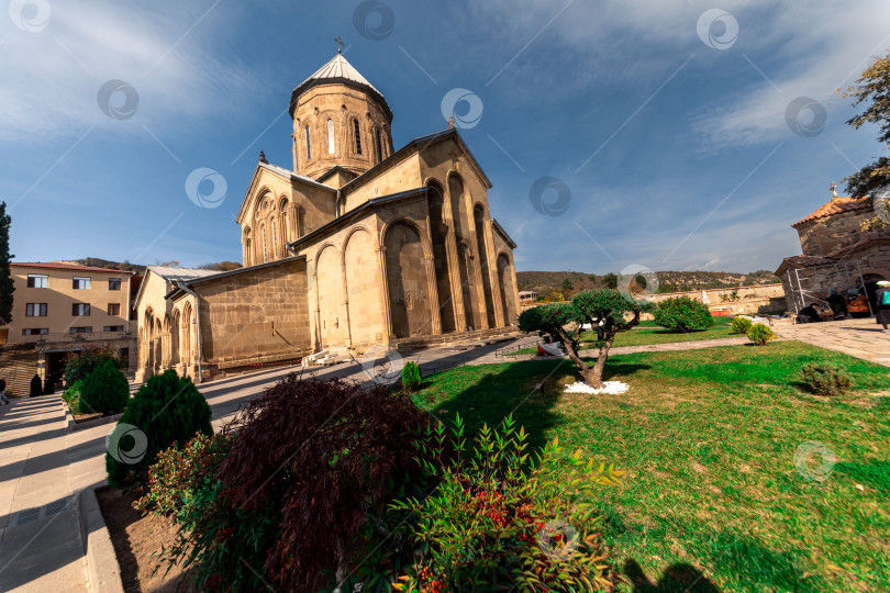 Скачать Мцхета, Грузия - ноябрь 2023 года: Монастырь Самтавро. Уникальное, духовно богатое место! Соленое. фотосток Ozero