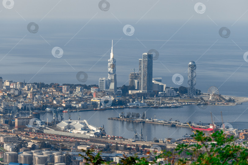 Скачать Многоэтажный современный жилой дом с видом на море фотосток Ozero