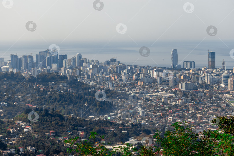 Скачать Городской пейзаж с высокими зданиями и голубым небом. Панорама Батуми с гор. Небоскребы и здания. фотосток Ozero