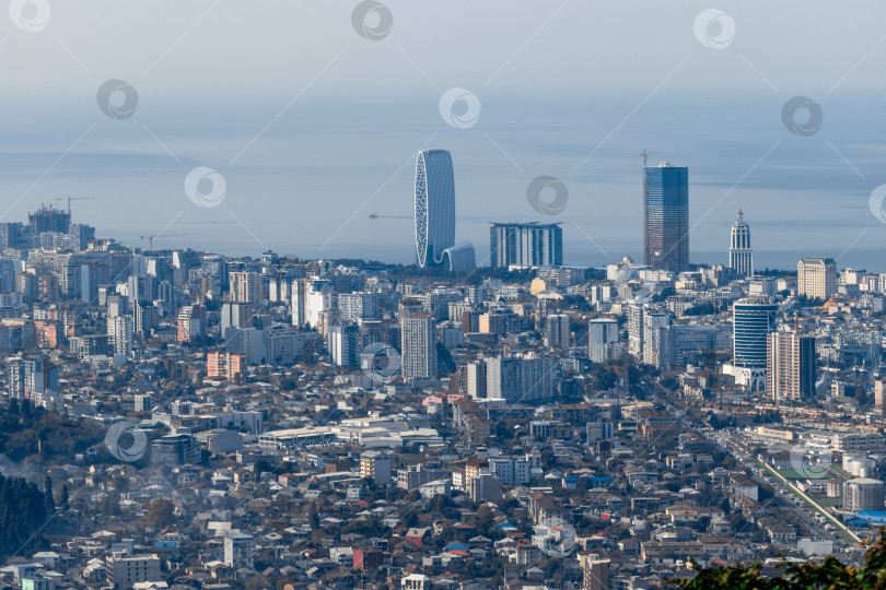Скачать Городской пейзаж с высокими зданиями и голубым небом. Панорама Батуми с гор. Небоскребы и здания. фотосток Ozero