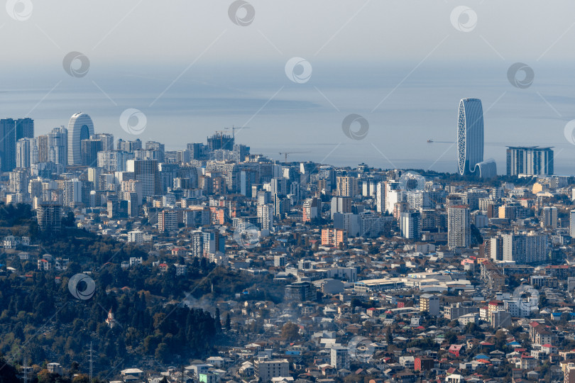 Скачать Городской пейзаж с высокими зданиями и голубым небом. Панорама Батуми с гор. Небоскребы и здания. фотосток Ozero