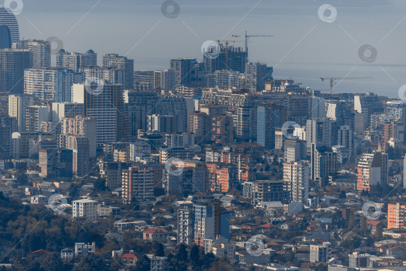 Скачать Городской пейзаж с высокими зданиями и голубым небом. Панорама Батуми с гор. Небоскребы и здания. фотосток Ozero