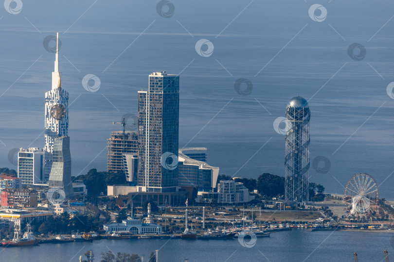 Скачать Панорама Батуми с гор. Вид с высоты птичьего полета. Центральная часть Батуми. Небоскребы и здания фотосток Ozero