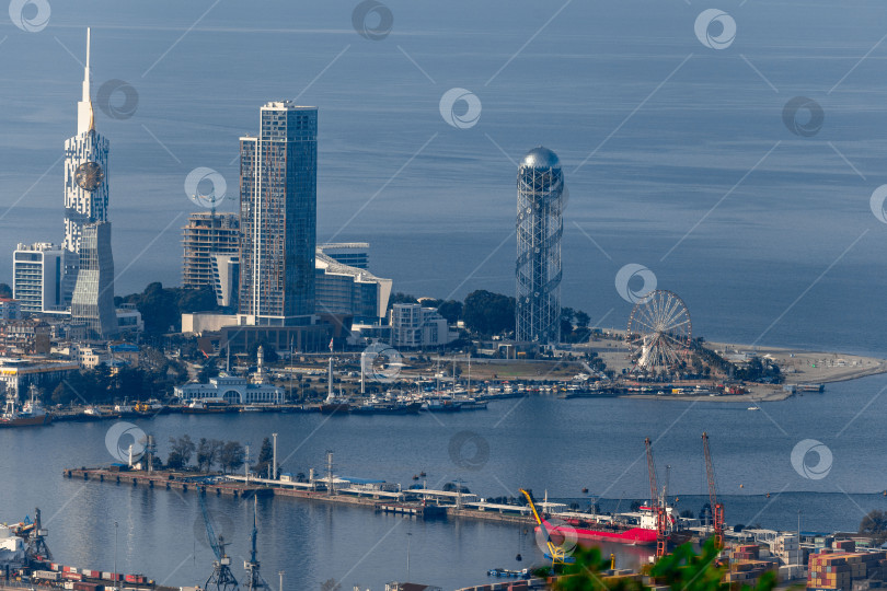 Скачать Вид на Батуми с высоты птичьего полета. Морской порт. Центральная часть города: башня алфавита, колесо обозрения, памятник Али и Нино, набережная фотосток Ozero