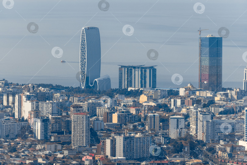 Скачать Панорама Батуми с гор. Вид с высоты птичьего полета. Центральная часть Батуми. Небоскребы и здания фотосток Ozero