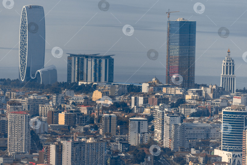 Скачать Городской пейзаж с высокими зданиями и голубым небом. Панорама Батуми с гор. Небоскребы и здания. фотосток Ozero
