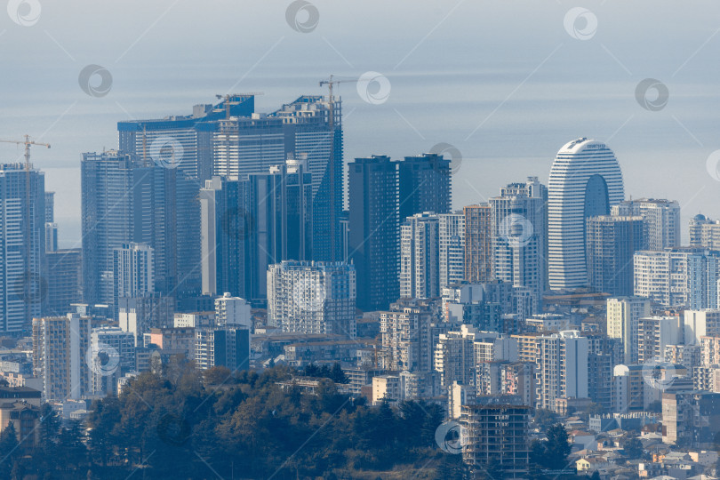 Скачать Панорама Батуми с гор. Вид с высоты птичьего полета. Центральная часть Батуми. Небоскребы и здания фотосток Ozero