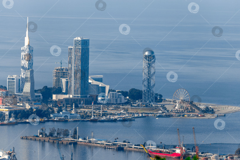 Скачать Панорама Батуми с гор. Вид с высоты птичьего полета. Центральная часть Батуми. Небоскребы и здания фотосток Ozero