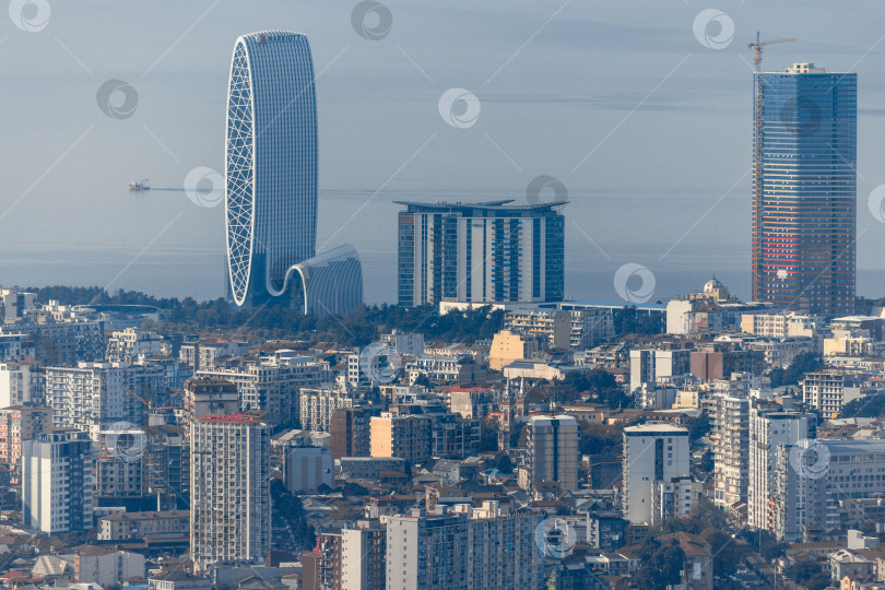 Скачать Панорама Батуми с гор. Вид с высоты птичьего полета. Центральная часть Батуми. Небоскребы и здания фотосток Ozero