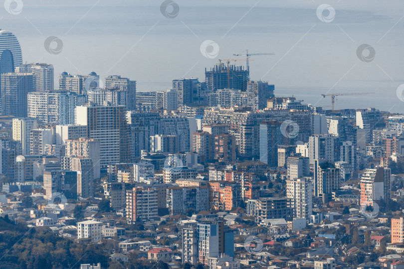Скачать Городской пейзаж с высокими зданиями и голубым небом. Панорама Батуми с гор. Небоскребы и здания. фотосток Ozero