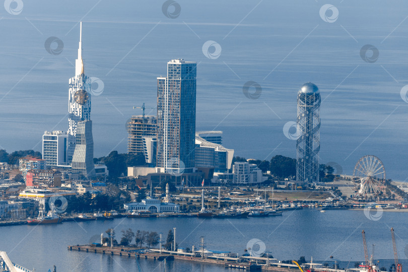 Скачать Панорама Батуми с гор. Вид с высоты птичьего полета. Центральная часть Батуми. Небоскребы и здания фотосток Ozero