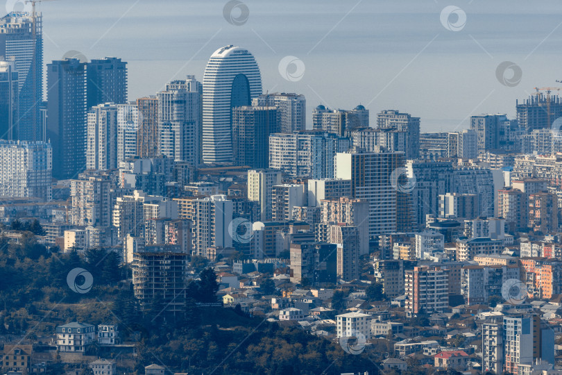 Скачать Панорама Батуми с гор. Вид с высоты птичьего полета. Центральная часть Батуми. Небоскребы и здания фотосток Ozero