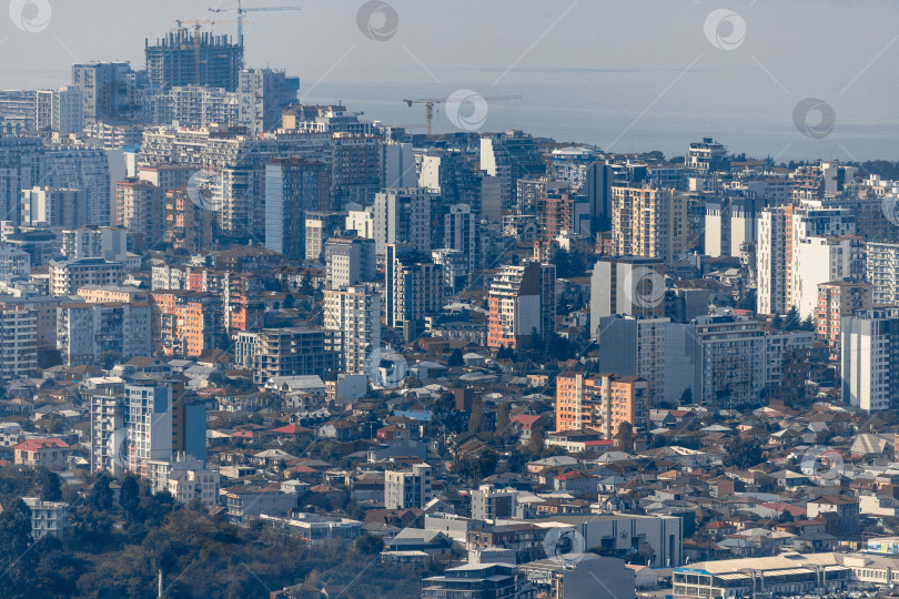 Скачать Городской пейзаж с высокими зданиями и голубым небом. Панорама Батуми с гор. Небоскребы и здания. фотосток Ozero