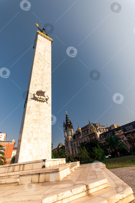 Скачать Батуми, Грузия - 10 ноября 2023 года: Статуя колхидской принцессы Медеи на колонне, установленной в 2007 году на площади Европы. фотосток Ozero