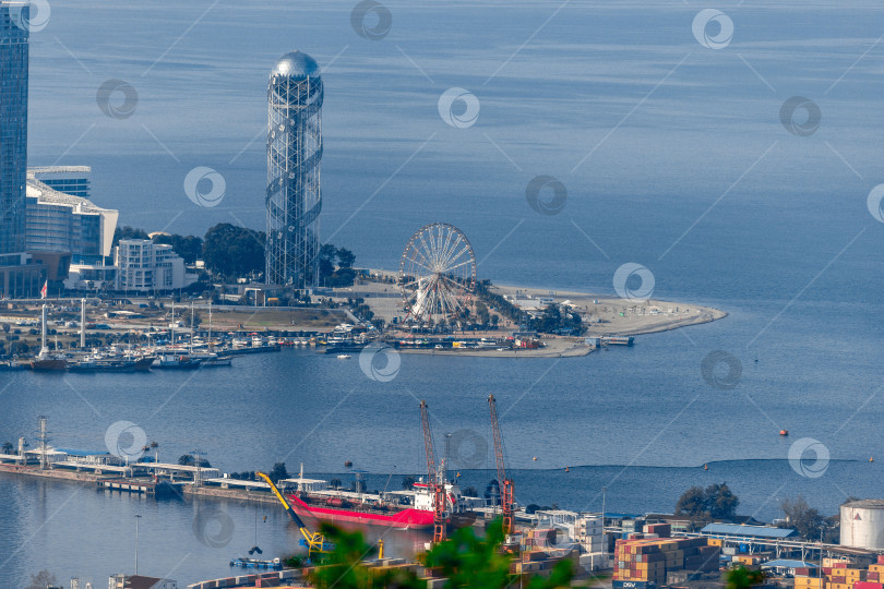 Скачать Вид на Батуми с высоты птичьего полета. Морской порт. Центральная часть города: башня алфавита, колесо обозрения, памятник Али и Нино, набережная фотосток Ozero