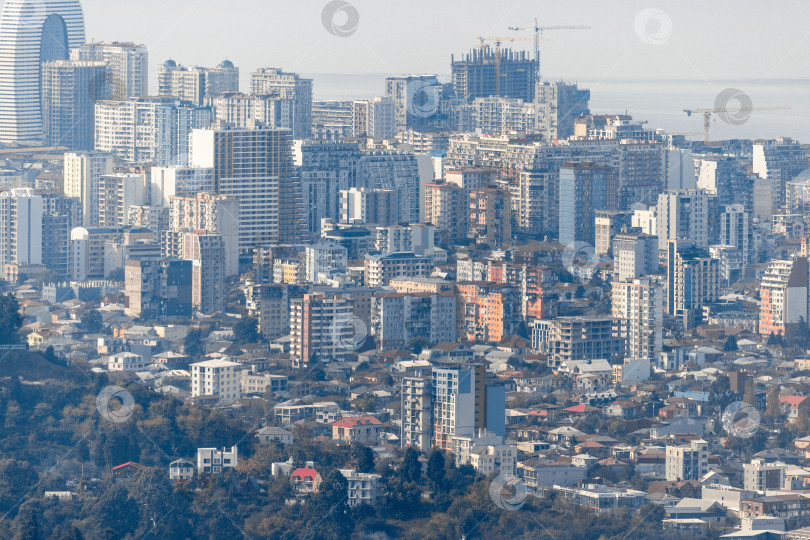 Скачать Городской пейзаж с высокими зданиями и голубым небом фотосток Ozero