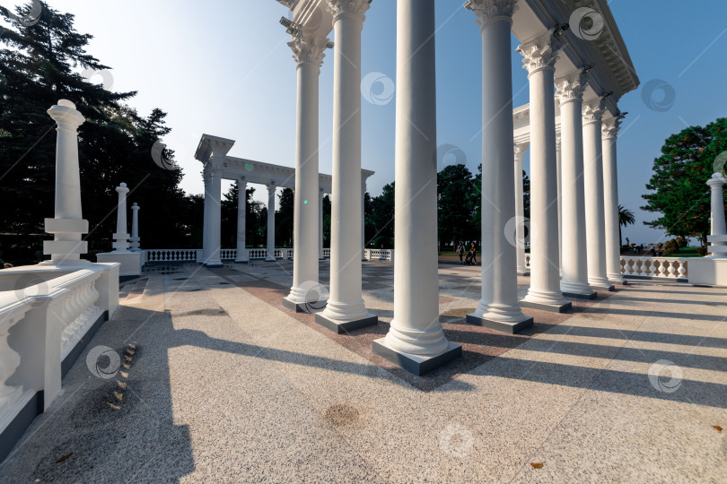 Скачать Большой пустой двор с белыми колоннами и голубым небом фотосток Ozero