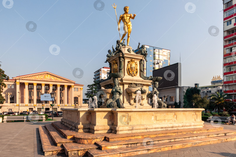 Скачать Батуми, Грузия - 10 ноября 2023 года: Фонтан Нептуна на Театральной площади Батуми - интересная достопримечательность, относящаяся к древнему итальянскому архитектурному стилю фотосток Ozero