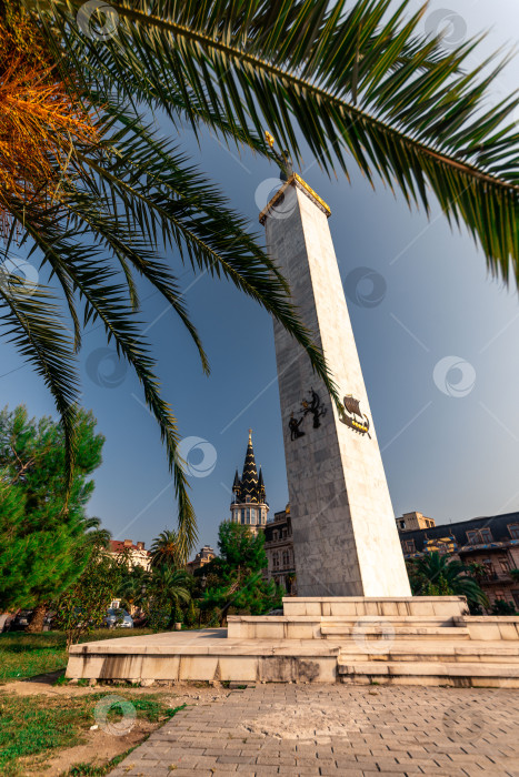 Скачать Батуми, Грузия - 10 ноября 2023 года: Статуя колхидской принцессы Медеи на колонне, установленной в 2007 году на площади Европы. фотосток Ozero