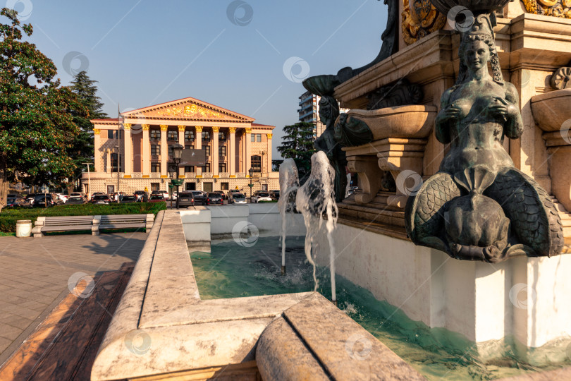 Скачать Батуми, Грузия - 10 ноября 2023 года: Фонтан Нептуна на Театральной площади Батуми - интересная достопримечательность, относящаяся к древнему итальянскому архитектурному стилю фотосток Ozero