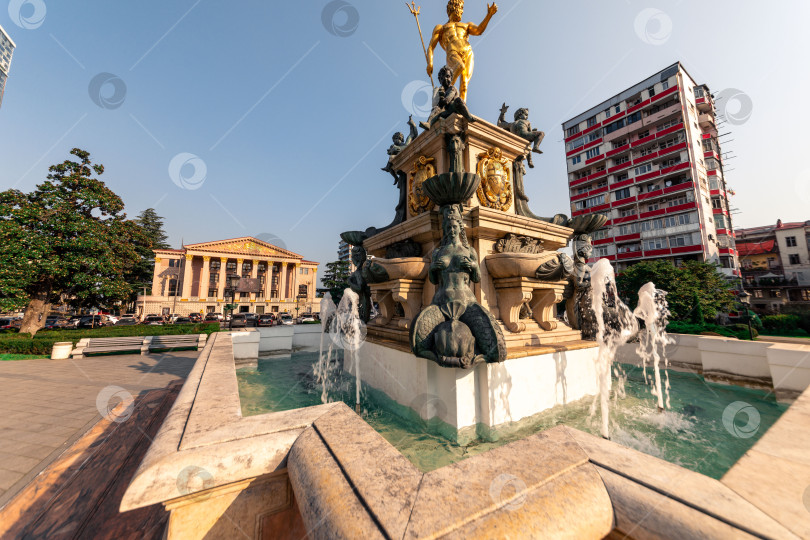 Скачать Батуми, Грузия - 10 ноября 2023 года: Фонтан Нептуна на Театральной площади Батуми - интересная достопримечательность, относящаяся к древнему итальянскому архитектурному стилю фотосток Ozero