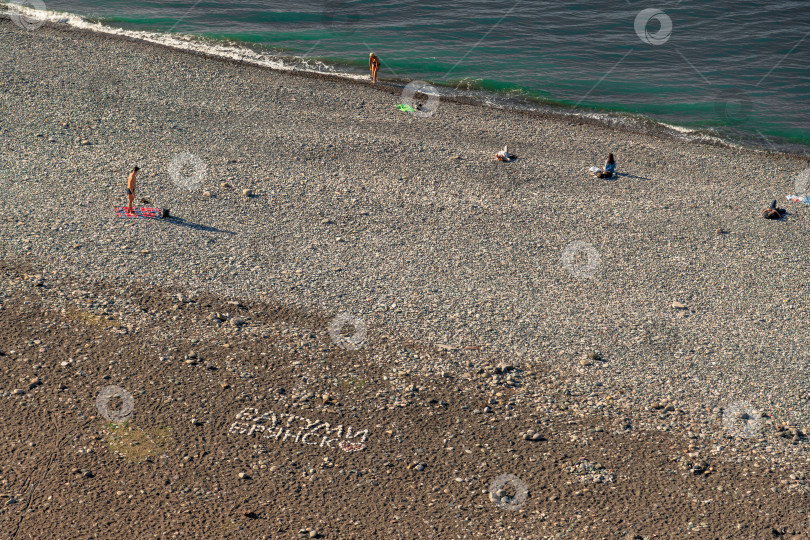 Скачать Пляж курорта Батуми в низкий сезон. С высоты птичьего полета фотосток Ozero