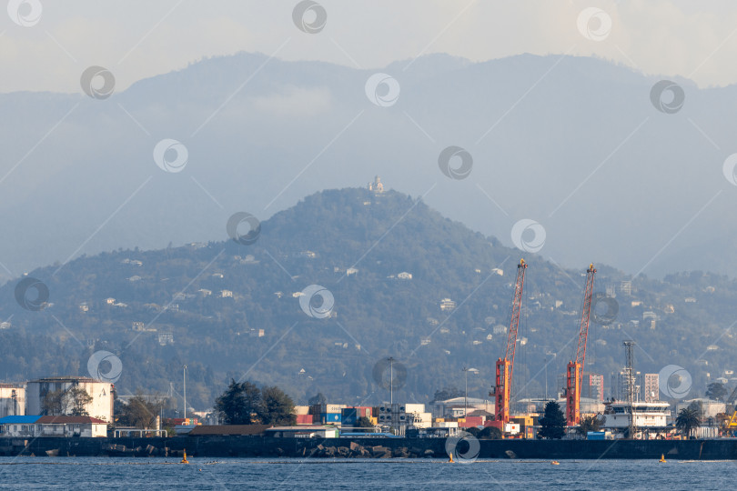 Скачать Морской порт Батуми. На заднем плане - православная церковь Святой Троицы на горе Самеба в Батуми. фотосток Ozero