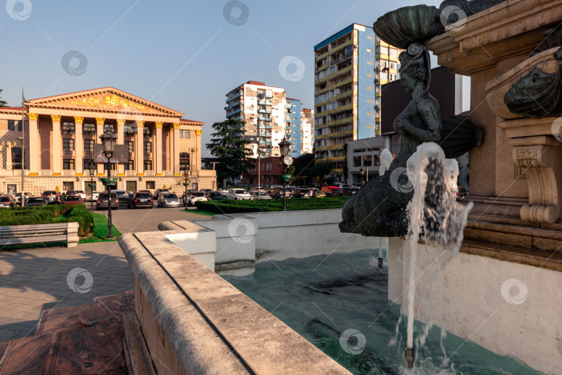 Скачать Батуми, Грузия - 10 ноября 2023 года: Фонтан Нептуна на Театральной площади Батуми - интересная достопримечательность, относящаяся к древнему итальянскому архитектурному стилю фотосток Ozero