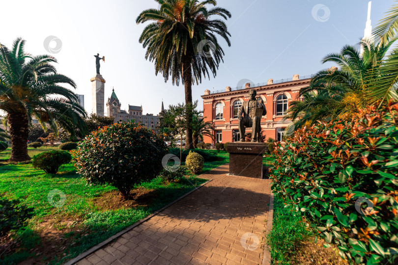 Скачать Батуми, Грузия - 10 ноября 2023 года: Памятник Мемеду Абашидзе классической формы на площади Европы фотосток Ozero