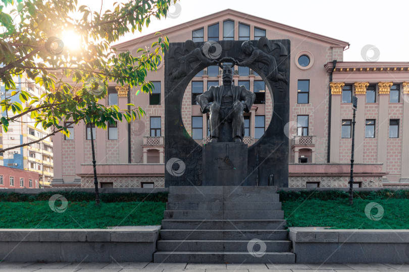 Скачать Батуми, Грузия - 10 ноября 2023 года: Памятник Илье Чавчавадзе, установленный возле Батумского драматического театра фотосток Ozero