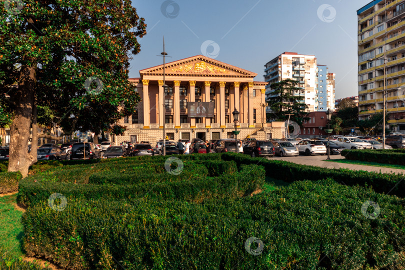 Скачать Батуми, Грузия - 10 ноября 2023 года: Батумский драматический театр расположен в историческом центре города фотосток Ozero