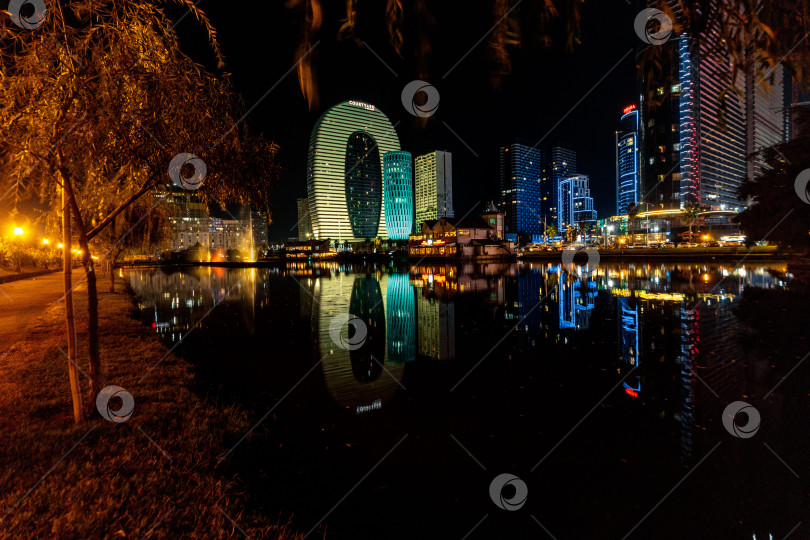 Скачать Ночная панорама небоскребов Батуми. Небоскребы отражаются в воде озера. фотосток Ozero