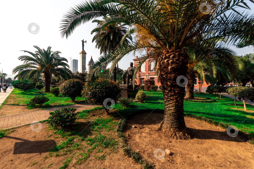 Скачать Батуми, Грузия - 10 ноября 2023 года: Памятник Мемеду Абашидзе классической формы на площади Европы фотосток Ozero