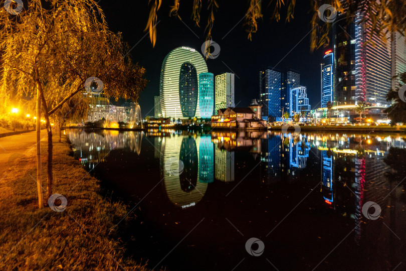 Скачать Городской пейзаж с большим зданием посередине и большим кругом на нем фотосток Ozero