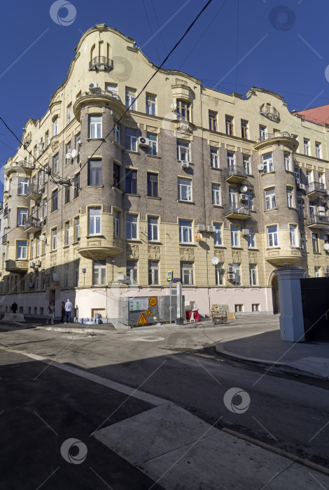 Скачать Старый многоквартирный дом в центре Москвы. фотосток Ozero