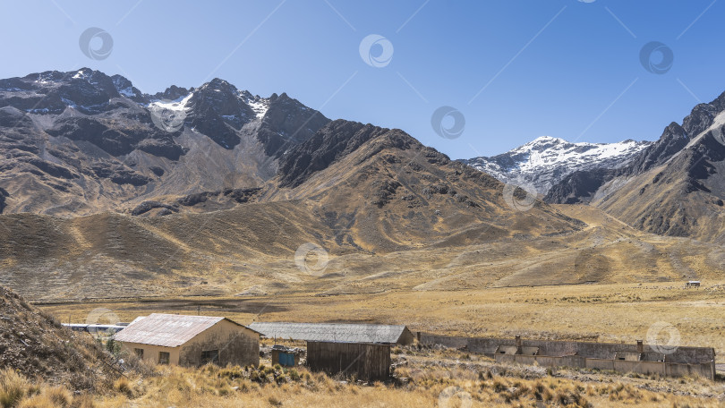 Скачать Прекрасный горный пейзаж. Заснеженные вершины на фоне ясного голубого неба. фотосток Ozero