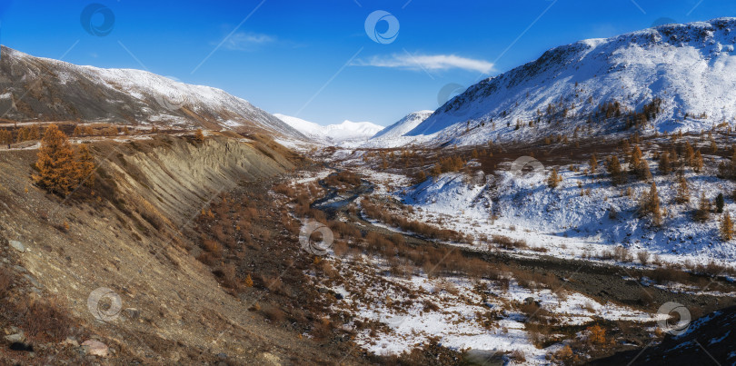 Скачать заснеженные вершины и осенние деревья, с рекой фотосток Ozero