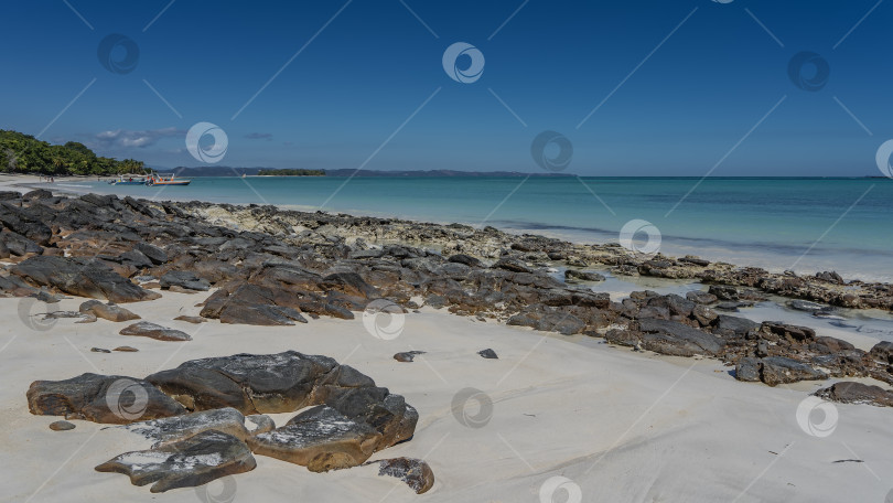Скачать На песчаном пляже разбросаны валуны фотосток Ozero