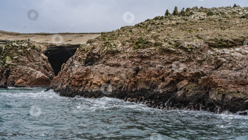 Скачать Волны бирюзового океана разбиваются о скалистые берега острова фотосток Ozero