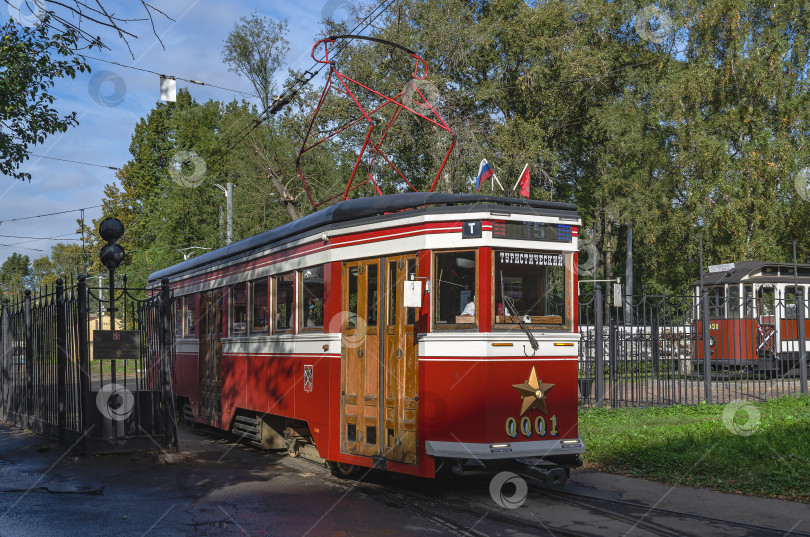 Скачать Туристический ретро-трамвай фотосток Ozero
