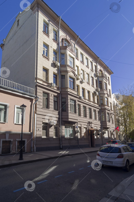 Скачать Старый многоквартирный дом в центре Москвы. фотосток Ozero