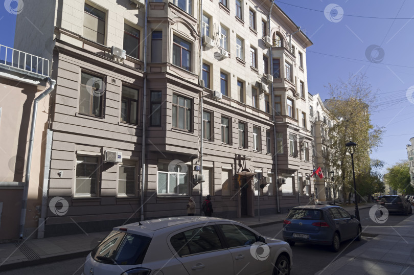 Скачать Старый многоквартирный дом в центре Москвы. фотосток Ozero