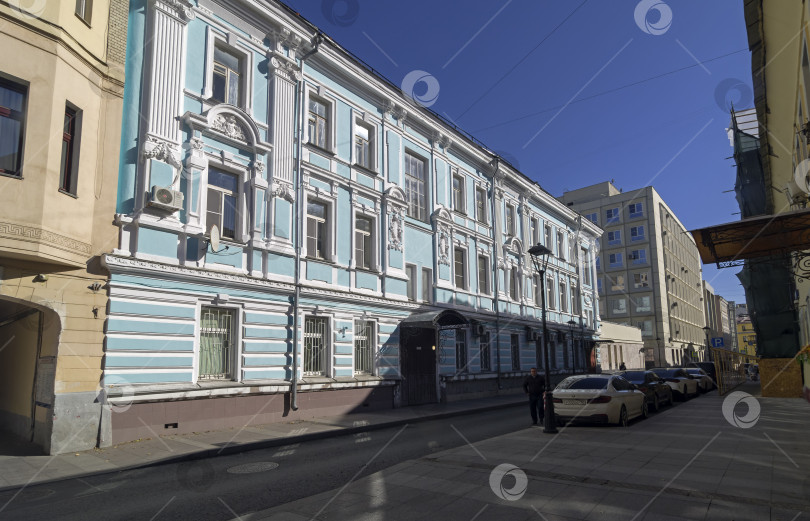 Скачать Старый многоквартирный дом в центре Москвы. фотосток Ozero