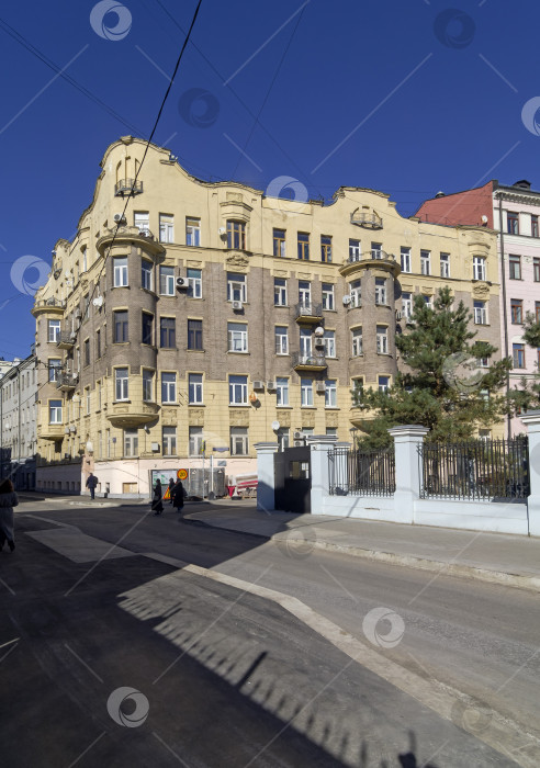 Скачать Старый многоквартирный дом в центре Москвы. фотосток Ozero