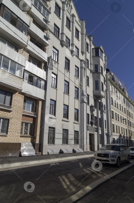 Скачать Старый многоквартирный дом в центре Москвы. фотосток Ozero
